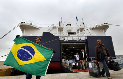 Navio que partiu da Líbia chega á Grécia com 148 brasileiros