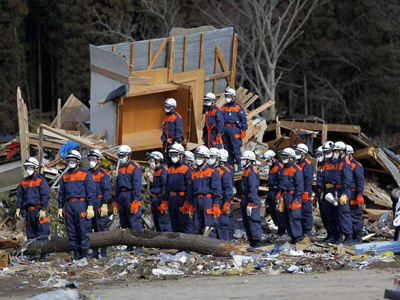 Uma semana após desastres naturais, Japão para por um minuto