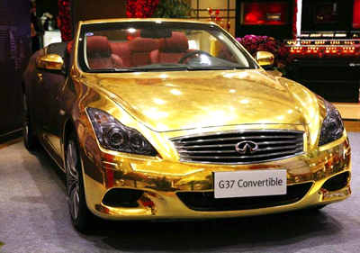 Artistas exibem carro banhado a ouro na China